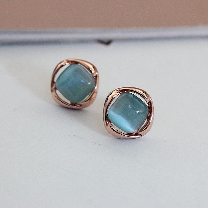 Exquisite and compact earrings with geometric diamond shaped cat eyes, women's simple and versatile short hair earrings accessories