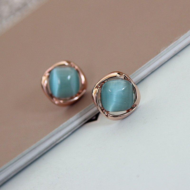 Exquisite and compact earrings with geometric diamond shaped cat eyes, women's simple and versatile short hair earrings accessories