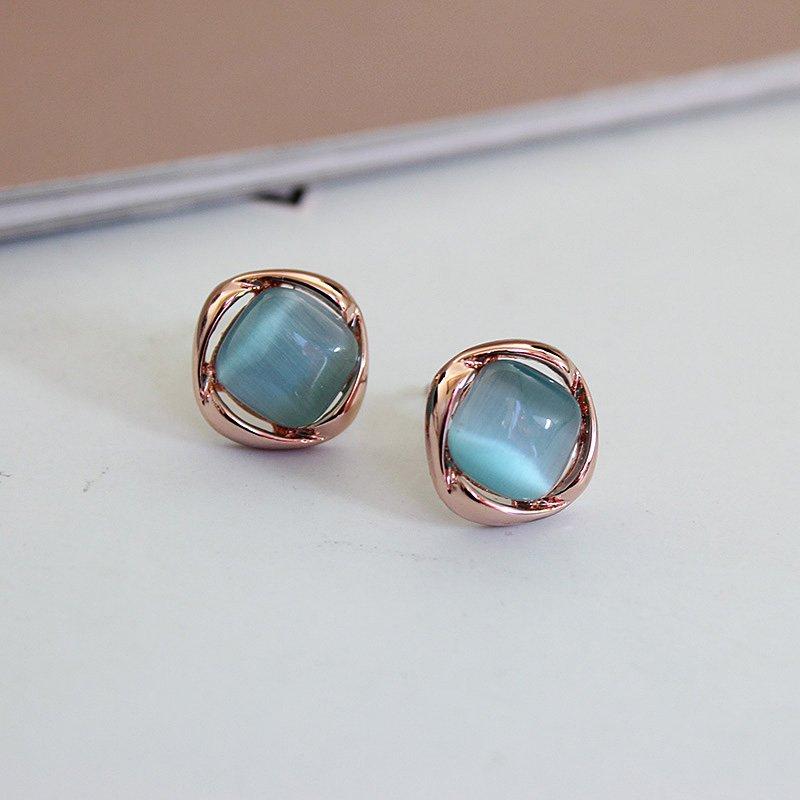 Exquisite and compact earrings with geometric diamond shaped cat eyes, women's simple and versatile short hair earrings accessories