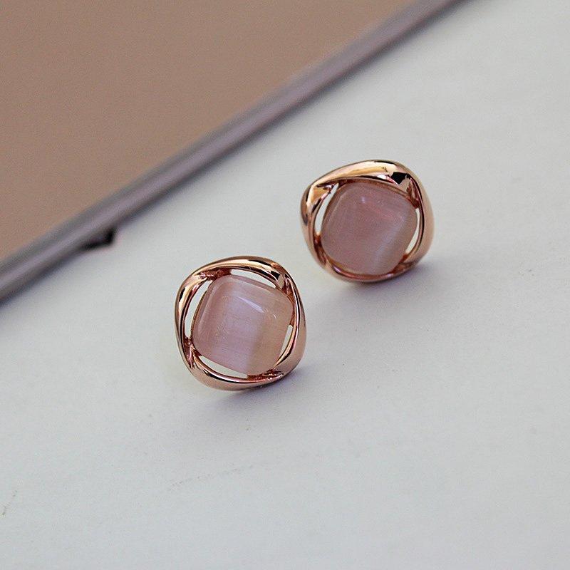 Exquisite and compact earrings with geometric diamond shaped cat eyes, women's simple and versatile short hair earrings accessories