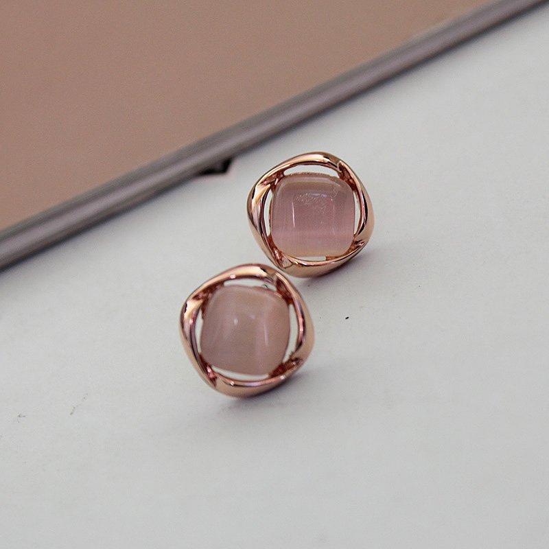 Exquisite and compact earrings with geometric diamond shaped cat eyes, women's simple and versatile short hair earrings accessories