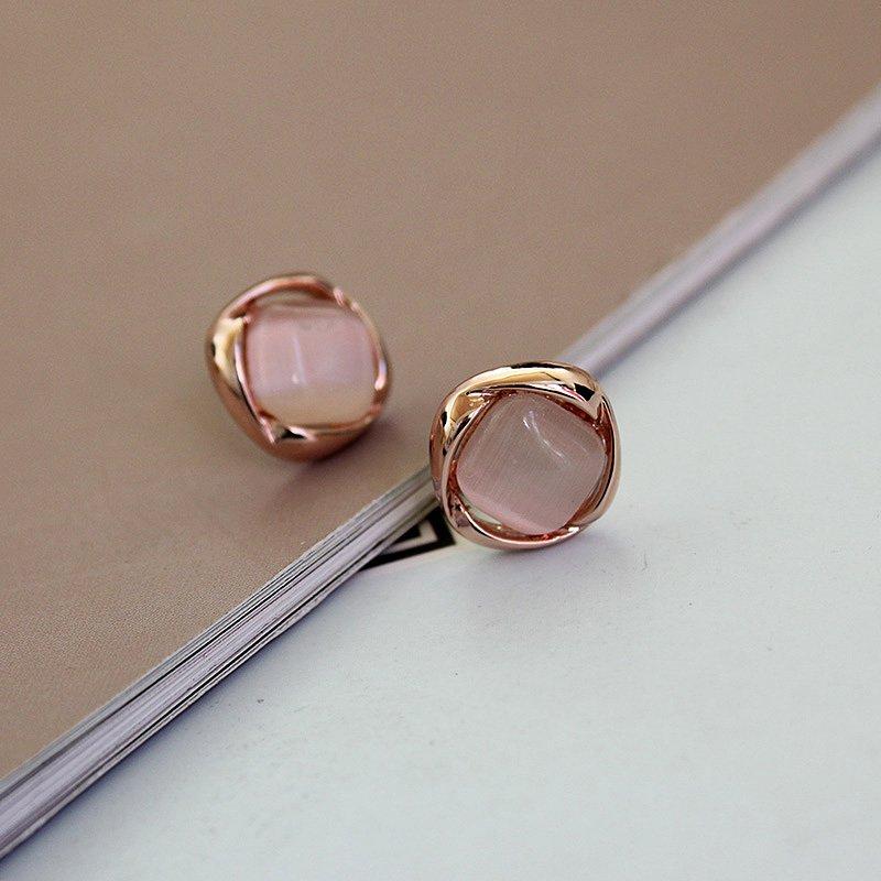 Exquisite and compact earrings with geometric diamond shaped cat eyes, women's simple and versatile short hair earrings accessories