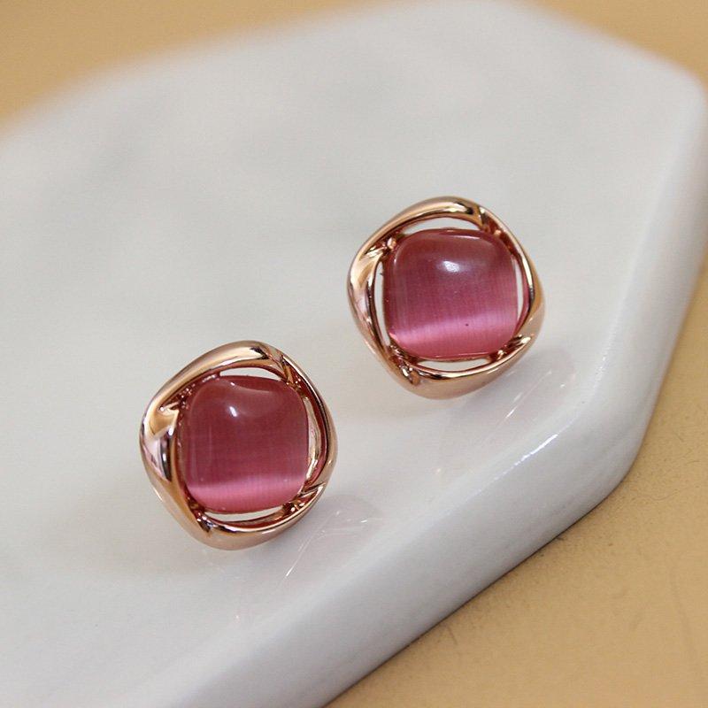 Exquisite and compact earrings with geometric diamond shaped cat eyes, women's simple and versatile short hair earrings accessories