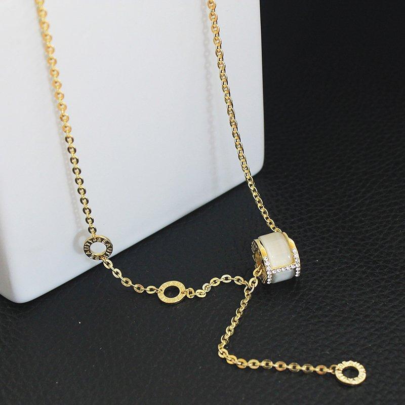 French style light luxury niche simple necklace, women's summer fairy style, letter collarbone chain, fashionable pendant, clothing accessories trend