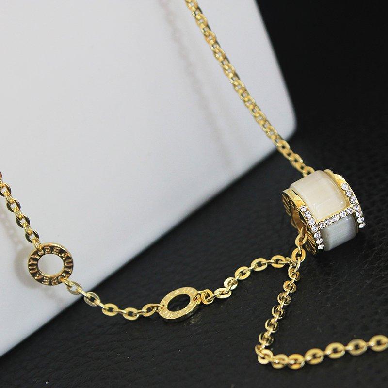 French style light luxury niche simple necklace, women's summer fairy style, letter collarbone chain, fashionable pendant, clothing accessories trend