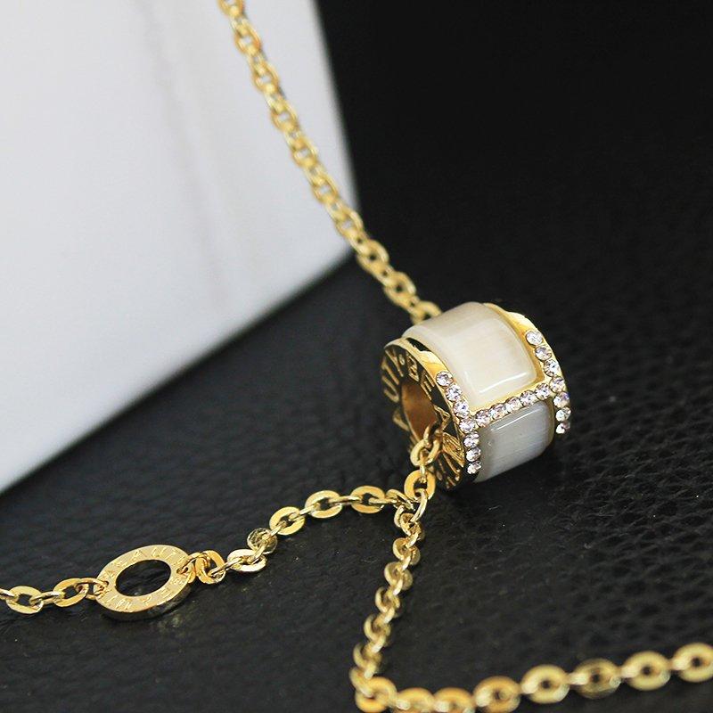 French style light luxury niche simple necklace, women's summer fairy style, letter collarbone chain, fashionable pendant, clothing accessories trend