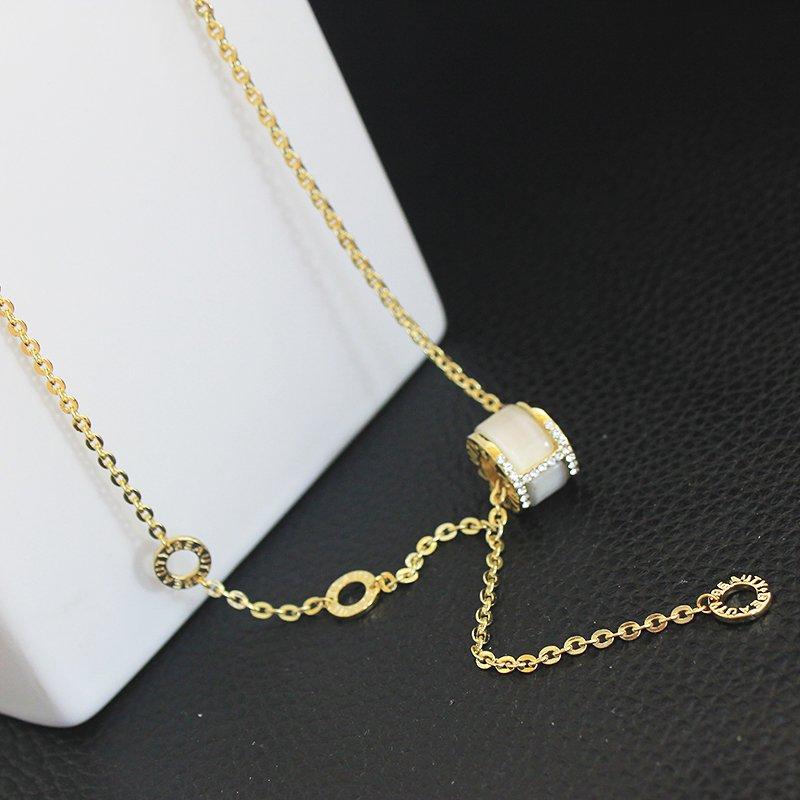 French style light luxury niche simple necklace, women's summer fairy style, letter collarbone chain, fashionable pendant, clothing accessories trend