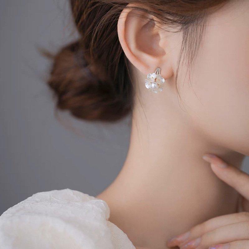 Fresh Wind Pearl Flower Earrings Sweet, Elegant and Unique Design S925 Silver stud post Anti Allergy Shell Earrings Earrings