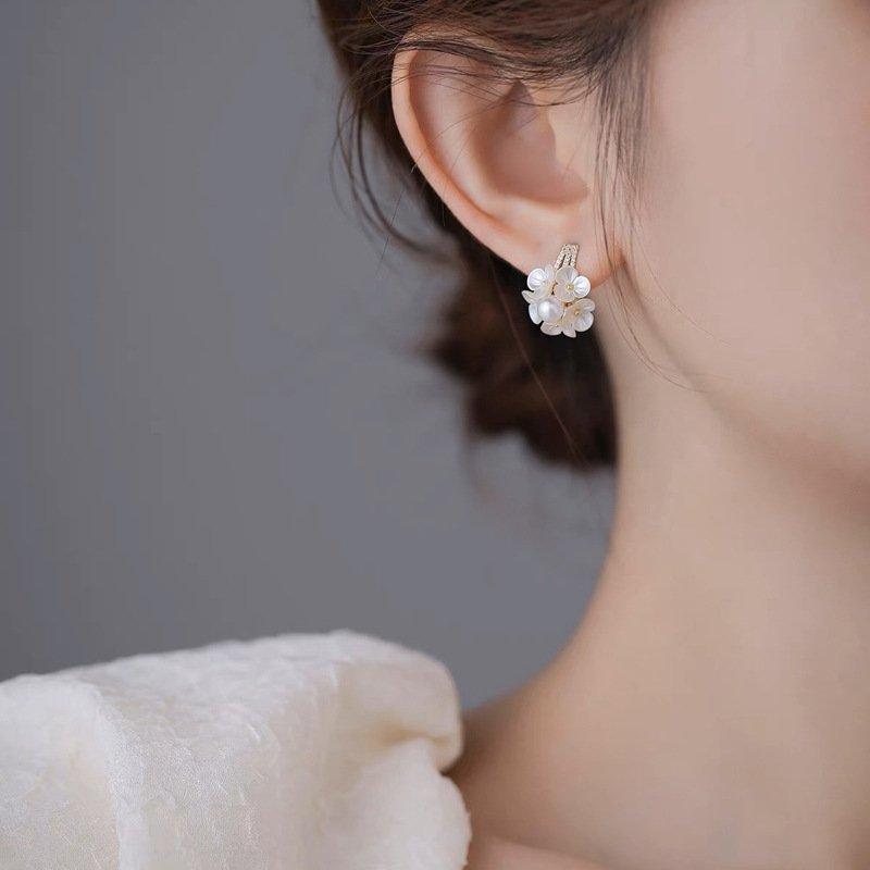 Fresh Wind Pearl Flower Earrings Sweet, Elegant and Unique Design S925 Silver stud post Anti Allergy Shell Earrings Earrings