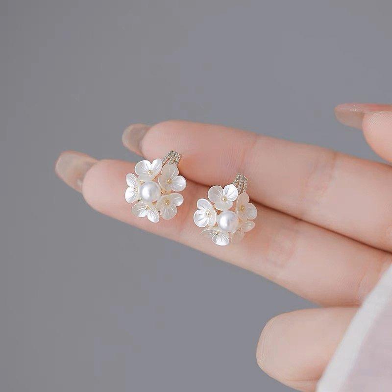 Fresh Wind Pearl Flower Earrings Sweet, Elegant and Unique Design S925 Silver stud post Anti Allergy Shell Earrings Earrings