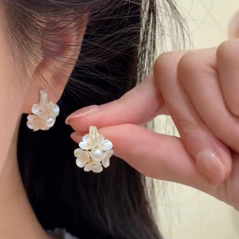 Fresh Wind Pearl Flower Earrings Sweet, Elegant and Unique Design S925 Silver stud post Anti Allergy Shell Earrings Earrings