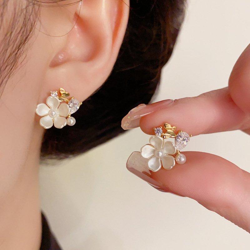 Fresh, fashionable, sweet, compact flower butterfly earrings with a simple and versatile temperament, s925 silver stud post anti allergy female earrings