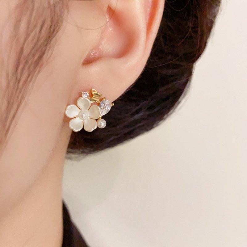 Fresh, fashionable, sweet, compact flower butterfly earrings with a simple and versatile temperament, s925 silver stud post anti allergy female earrings