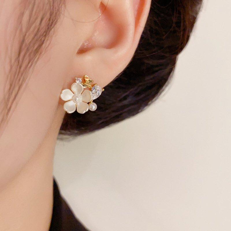 Fresh, fashionable, sweet, compact flower butterfly earrings with a simple and versatile temperament, s925 silver stud post anti allergy female earrings