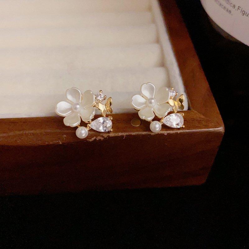 Fresh, fashionable, sweet, compact flower butterfly earrings with a simple and versatile temperament, s925 silver stud post anti allergy female earrings