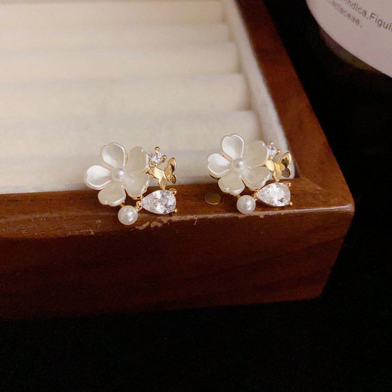 Fresh, fashionable, sweet, compact flower butterfly earrings with a simple and versatile temperament, s925 silver stud post anti allergy female earrings