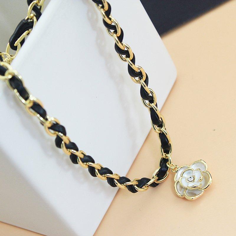 Japanese and Korean internet celebrity personality PU collarbone chain 2021 new trendy women's neck strap black fashionable necklace flower decoration