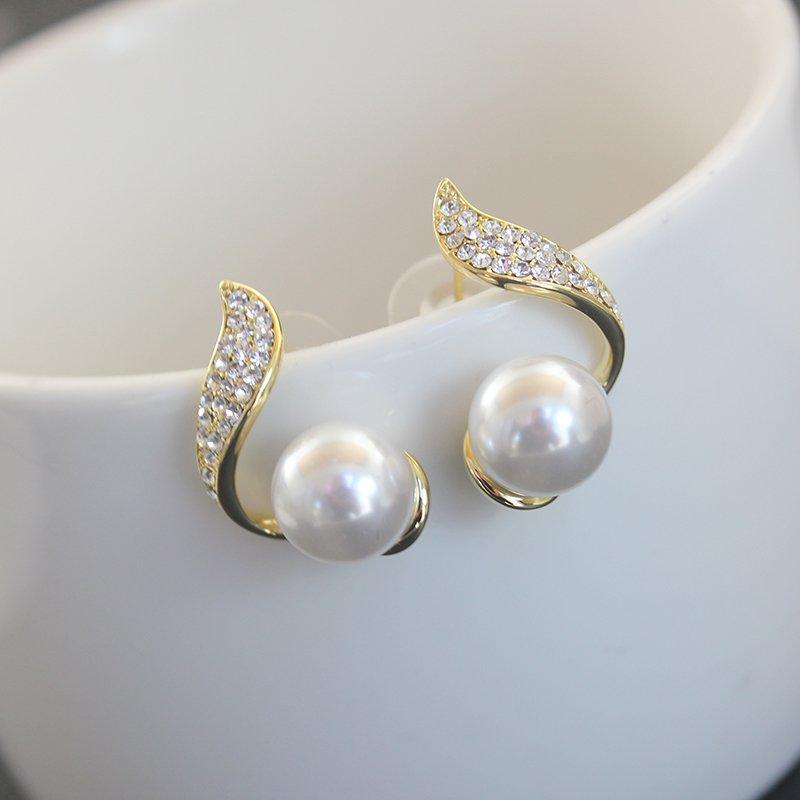 Japanese and Korean pearl earrings for women, 925 sterling silver stud post anti allergy earrings, original design, niche ins rhinestone earrings, trendy