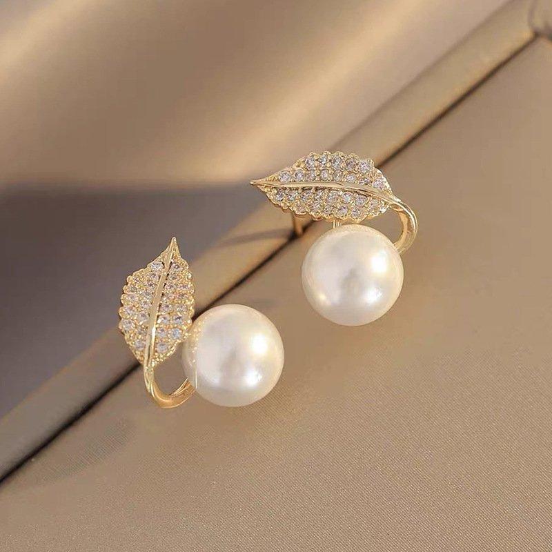 Japanese and Korean style new elegant temperament leaf earrings women's fashion temperament 925 silver stud post anti allergy pearl earrings trendy