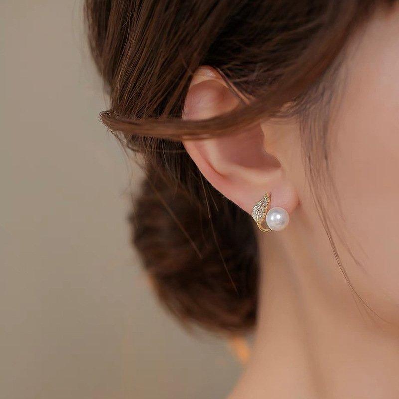 Japanese and Korean style new elegant temperament leaf earrings women's fashion temperament 925 silver stud post anti allergy pearl earrings trendy