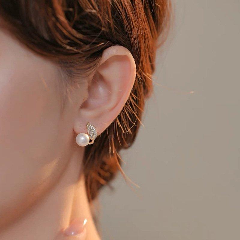 Japanese and Korean style new elegant temperament leaf earrings women's fashion temperament 925 silver stud post anti allergy pearl earrings trendy