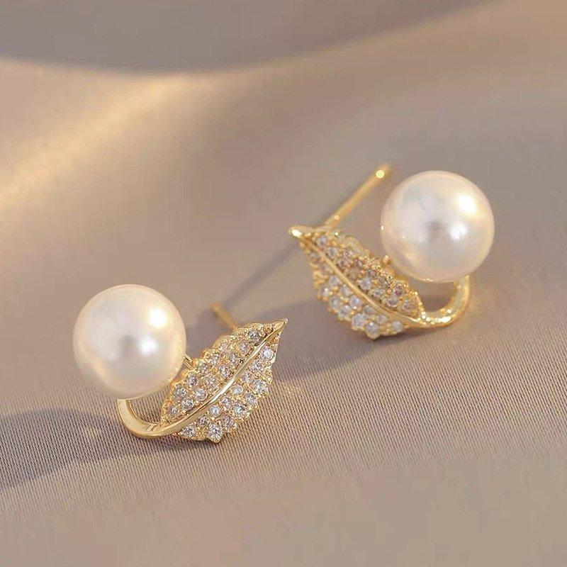 Japanese and Korean style new elegant temperament leaf earrings women's fashion temperament 925 silver stud post anti allergy pearl earrings trendy