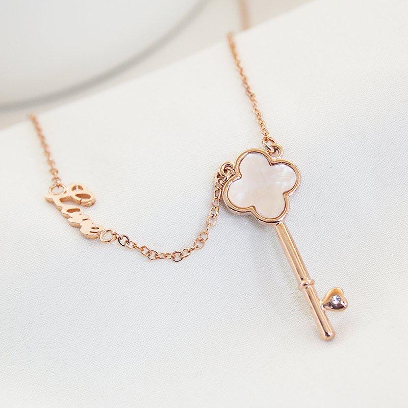 Korean high-end natural mother shell lucky clover small key collarbone chain necklace female student pendant product trend