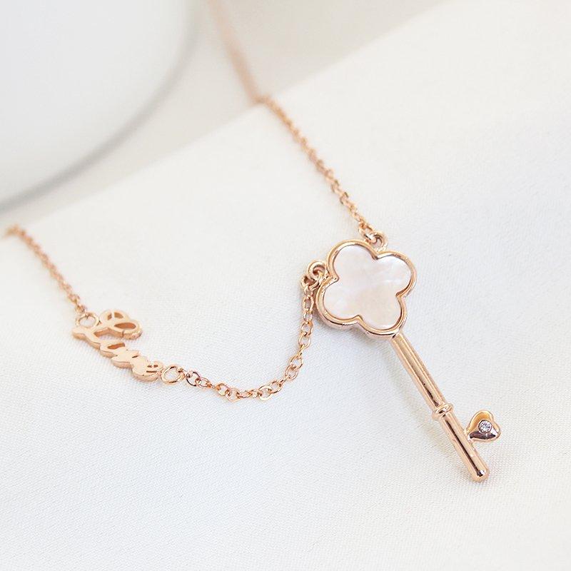 Korean high-end natural mother shell lucky clover small key collarbone chain necklace female student pendant product trend