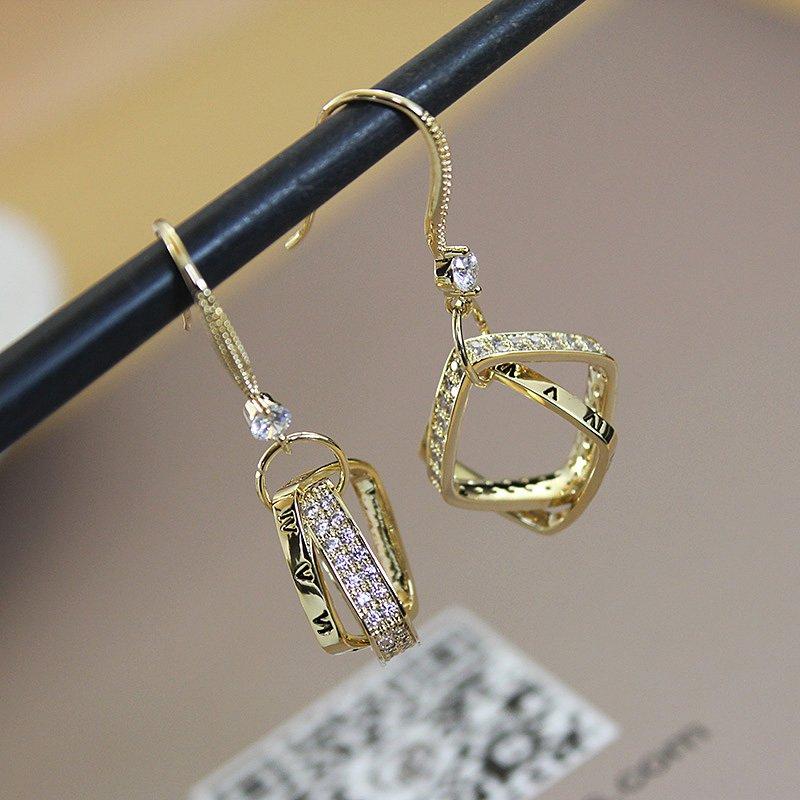 Korean version letter earrings, feminine temperament, 2019 new high-end rhinestone hook earrings, cool style, double ring earrings, trendy