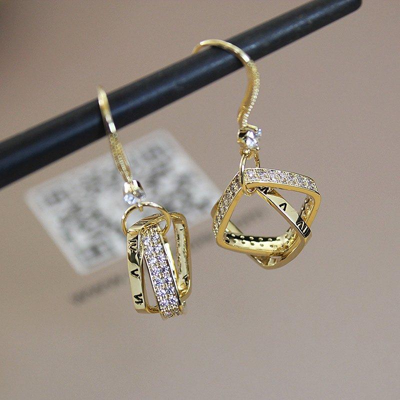 Korean version letter earrings, feminine temperament, 2019 new high-end rhinestone hook earrings, cool style, double ring earrings, trendy