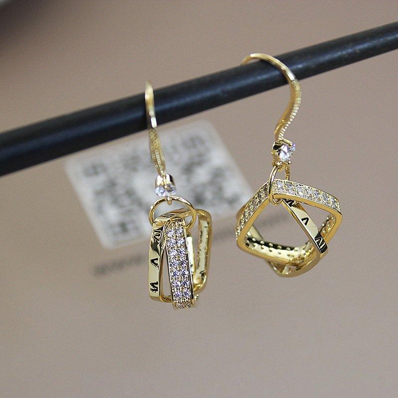 Korean version letter earrings, feminine temperament, 2019 new high-end rhinestone hook earrings, cool style, double ring earrings, trendy