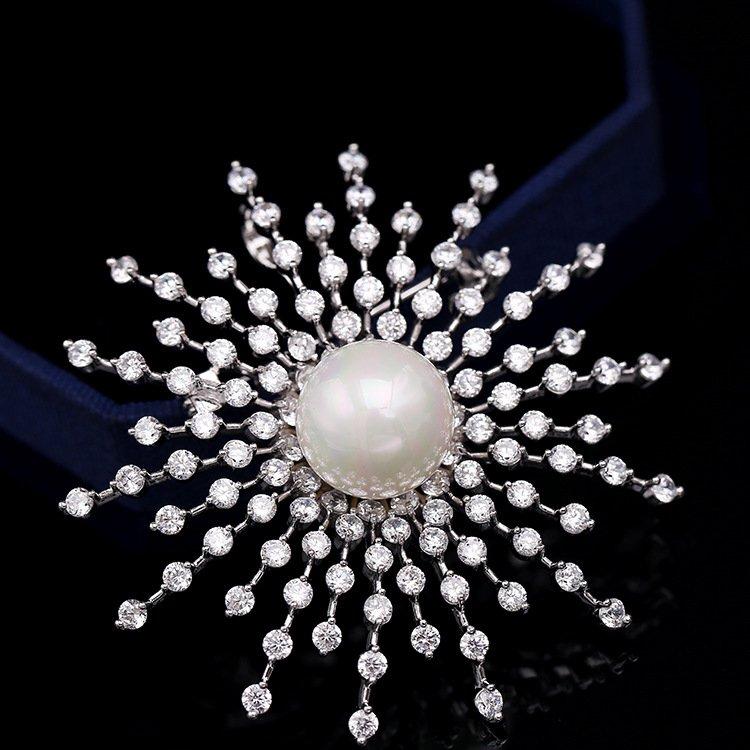 Korean version of light luxury brooch, women's sky full of stars, snowflakes, zircon, pearls, chest flowers, super sparkling rhinestones, coat, sweater, brooch, clothing accessories