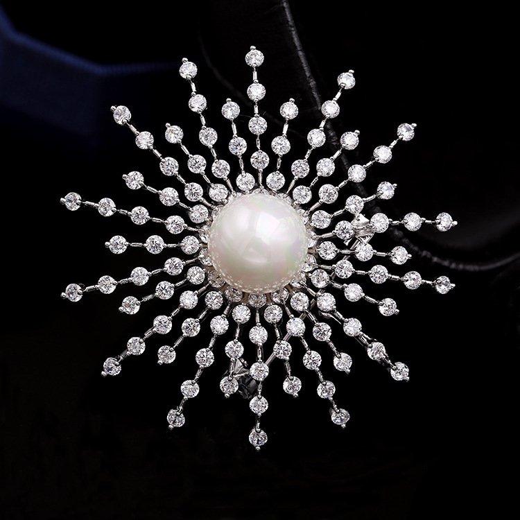 Korean version of light luxury brooch, women's sky full of stars, snowflakes, zircon, pearls, chest flowers, super sparkling rhinestones, coat, sweater, brooch, clothing accessories