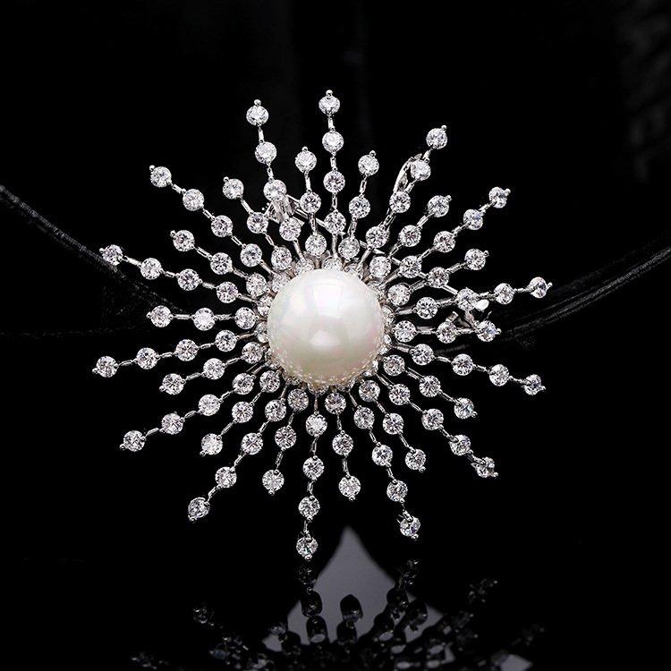 Korean version of light luxury brooch, women's sky full of stars, snowflakes, zircon, pearls, chest flowers, super sparkling rhinestones, coat, sweater, brooch, clothing accessories