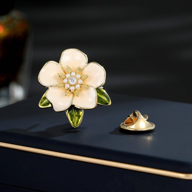 New high-end, light luxury design, suit brooch accessories, niche fashion, collar stud post, drip oil camellia thorn stud post