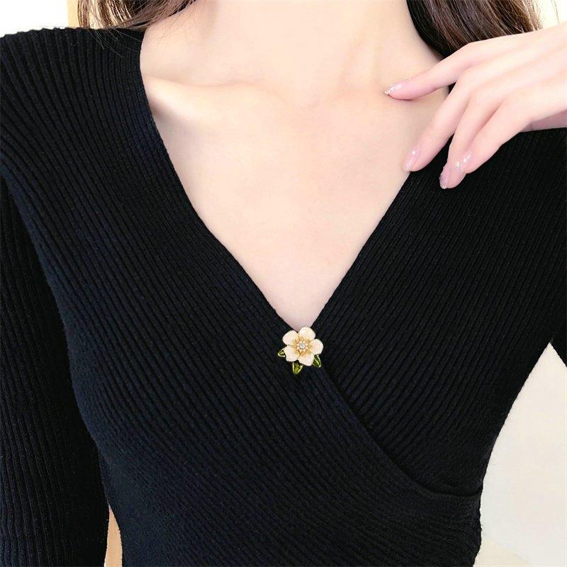 New high-end, light luxury design, suit brooch accessories, niche fashion, collar stud post, drip oil camellia thorn stud post