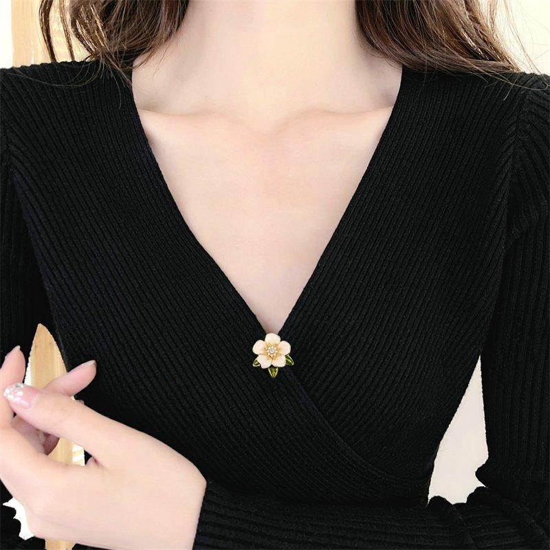 New high-end, light luxury design, suit brooch accessories, niche fashion, collar stud post, drip oil camellia thorn stud post