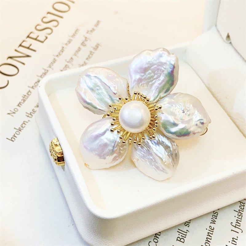 New luxury Baroque pearl flower brooch, high-end women's suit, fashionable pin temperament, socialite outer OL set, chest flower