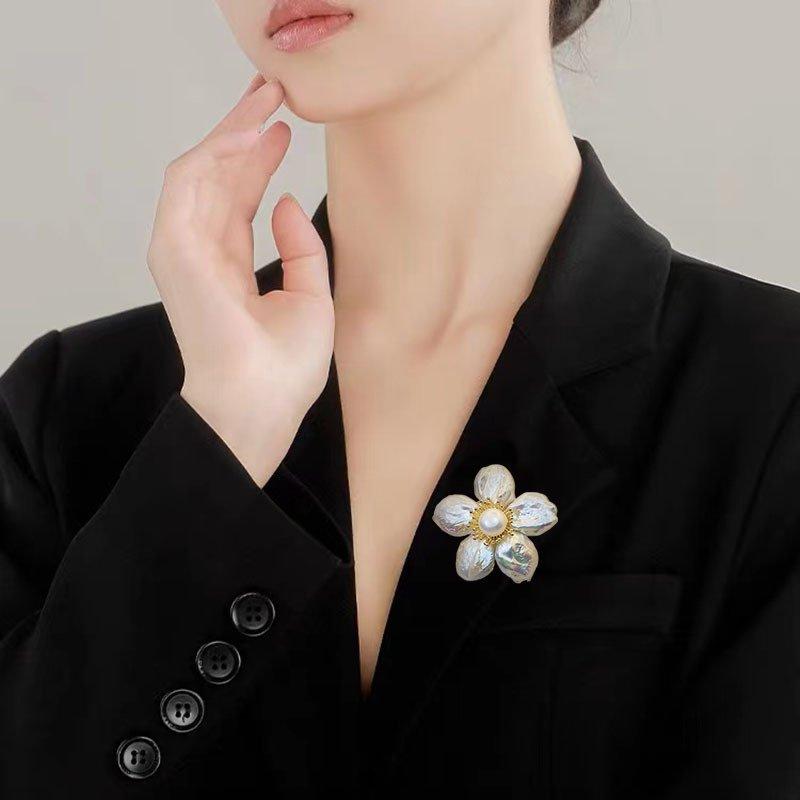 New luxury Baroque pearl flower brooch, high-end women's suit, fashionable pin temperament, socialite outer OL set, chest flower