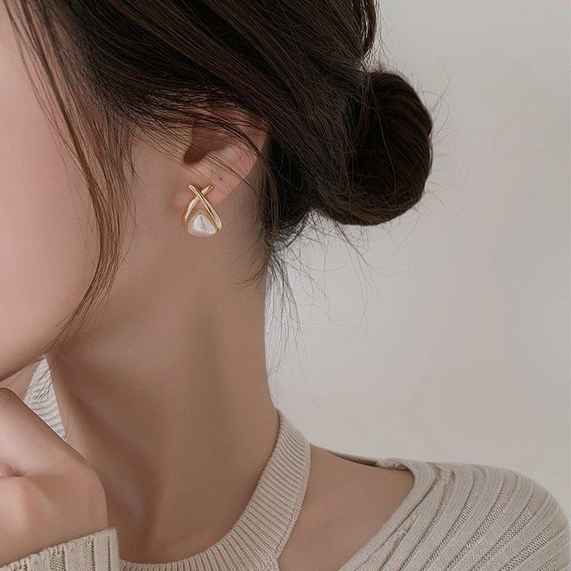 New pearl earrings for women with simple and elegant temperament, S925 silver stud post earrings, OL style, ins, niche earring trend