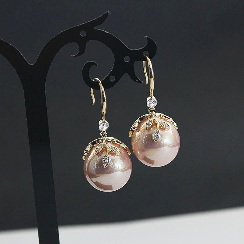 Pearl earrings with feminine temperament, Korean new trendy long and exquisite earrings, retro anti allergic hook earrings accessories