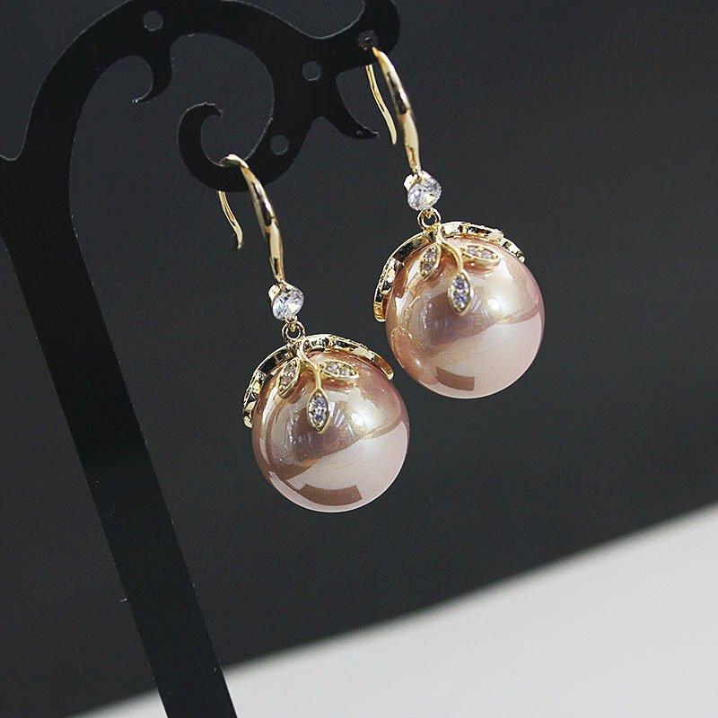 Pearl earrings with feminine temperament, Korean new trendy long and exquisite earrings, retro anti allergic hook earrings accessories