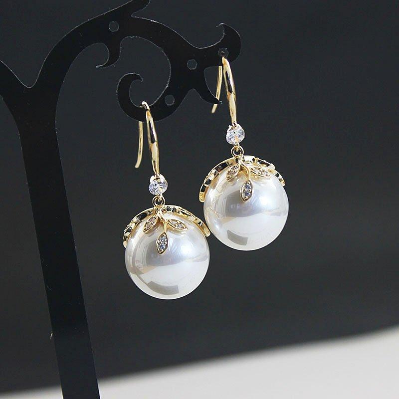 Pearl earrings with feminine temperament, Korean new trendy long and exquisite earrings, retro anti allergic hook earrings accessories