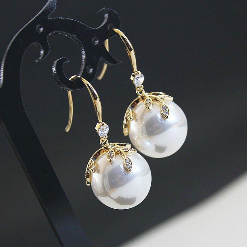 Pearl earrings with feminine temperament, Korean new trendy long and exquisite earrings, retro anti allergic hook earrings accessories