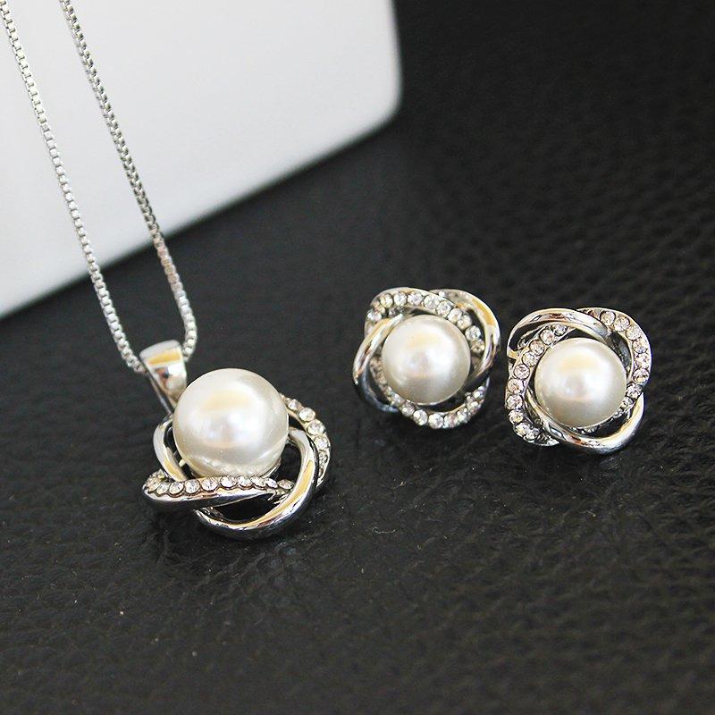 Retro pearl necklace 2021 new women's summer fashion high-end temperament pendant collarbone chain earrings trendy