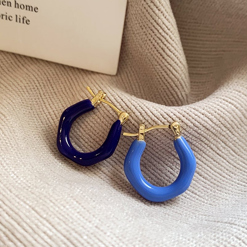 Asymmetric color earrings for women with a light luxury temperament, 2024 new popular high-end earrings, niche and unique earrings