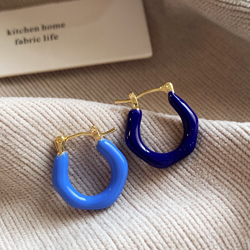 Asymmetric color earrings for women with a light luxury temperament, 2024 new popular high-end earrings, niche and unique earrings