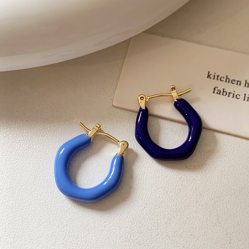 Asymmetric color earrings for women with a light luxury temperament, 2024 new popular high-end earrings, niche and unique earrings