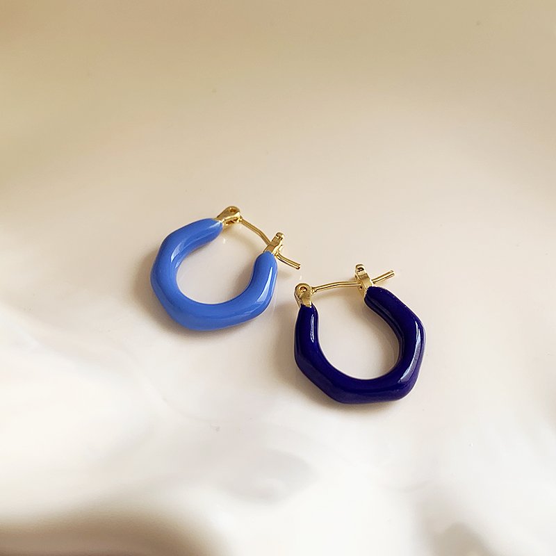 Asymmetric color earrings for women with a light luxury temperament, 2024 new popular high-end earrings, niche and unique earrings