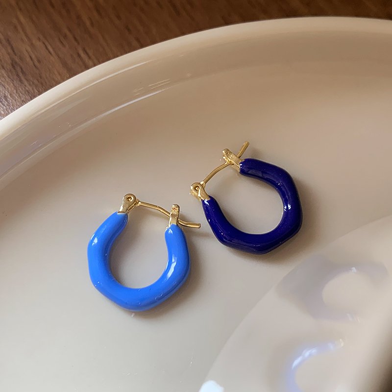 Asymmetric color earrings for women with a light luxury temperament, 2024 new popular high-end earrings, niche and unique earrings